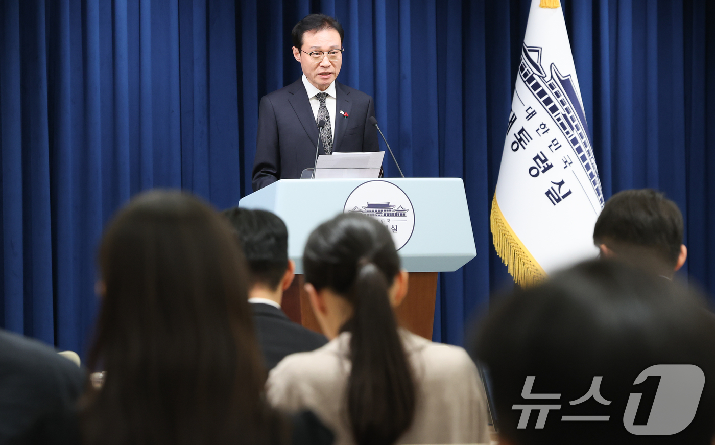 (서울=뉴스1) 허경 기자 = 이규연 홍보소통수석이 3일 서울 용산 대통령실 청사에서 5부 요인 초청 오찬 관련 브리핑을 하고 있다. 2025.12.3/뉴스1