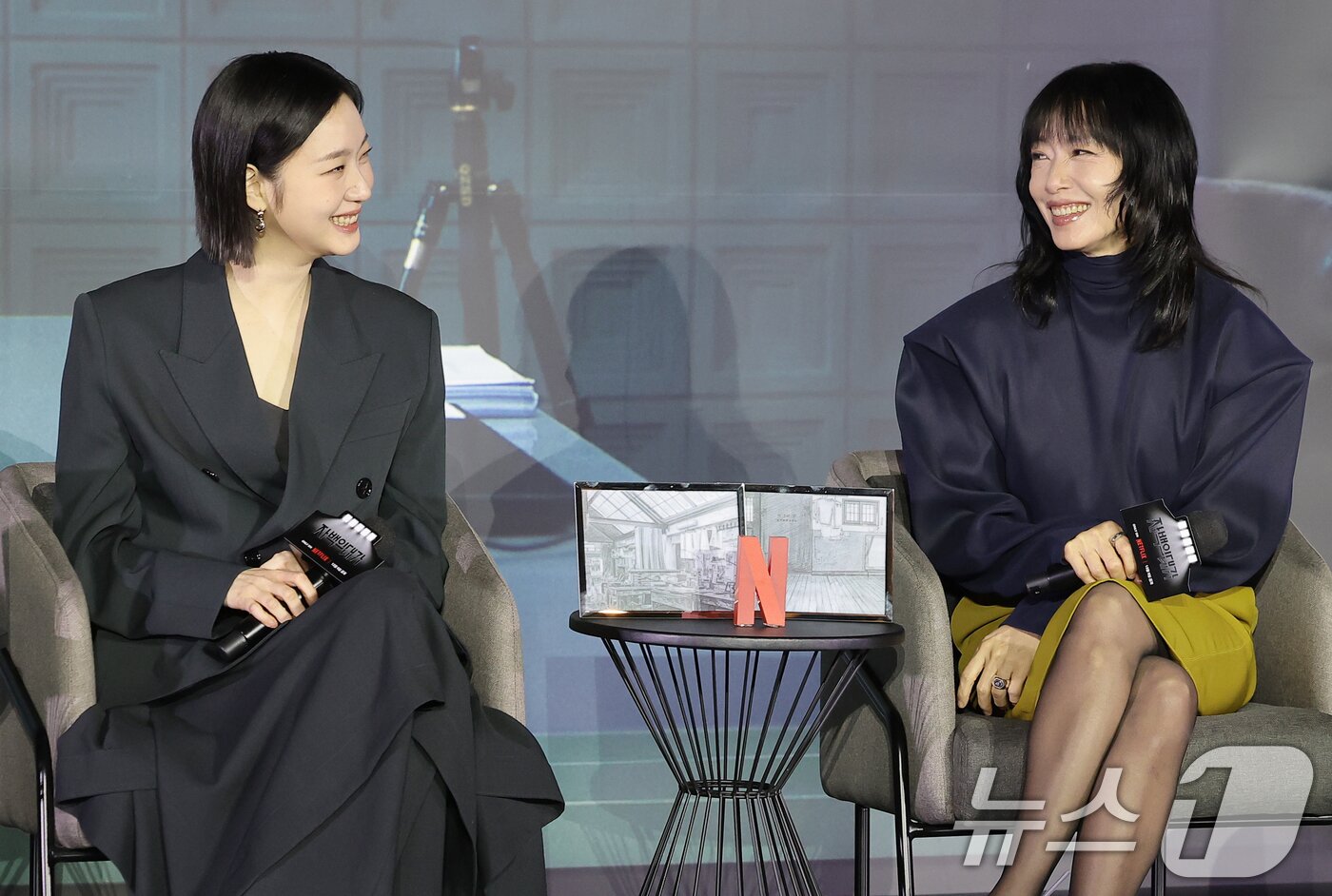 본문 이미지 - 배우 김고은과 전도연&#40;오른쪽&#41;이 3일 서울 용산구 CGV 용산아이파크몰에서 열린 넷플릭스 시리즈 &#39;자백의 대가&#39; 시사회 및 간담회에서 미소를 짓고 있다. &#39;자백의 대가&#39;는 남편을 죽인 용의자로 몰린 ‘윤수’와 마녀로 불리는 의문의 인물 ‘모은’, 비밀 많은 두 사람 사이에서 벌어지는 일을 그린 미스터리 스릴러다. 2025.12.3/뉴스1 ⓒ News1 권현진 기자
