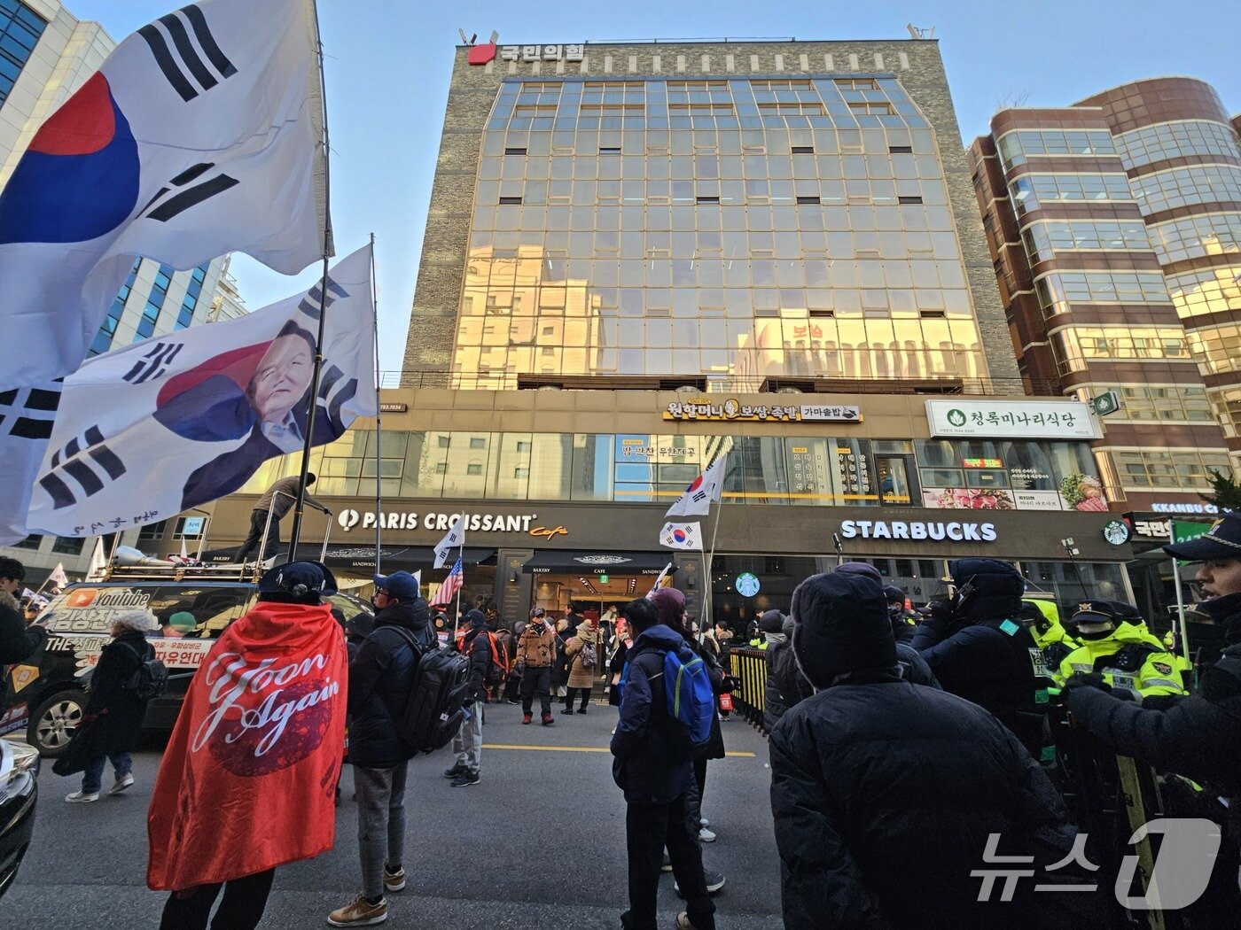 본문 이미지 - 3일 여의도 국민의힘 당사 앞에서 시민단체 자유대학이 비상계엄에 대해 사과한 야당을 규탄하는 집회를 열고 있다. 2025.12.03/ⓒ 뉴스1 유채연 기자