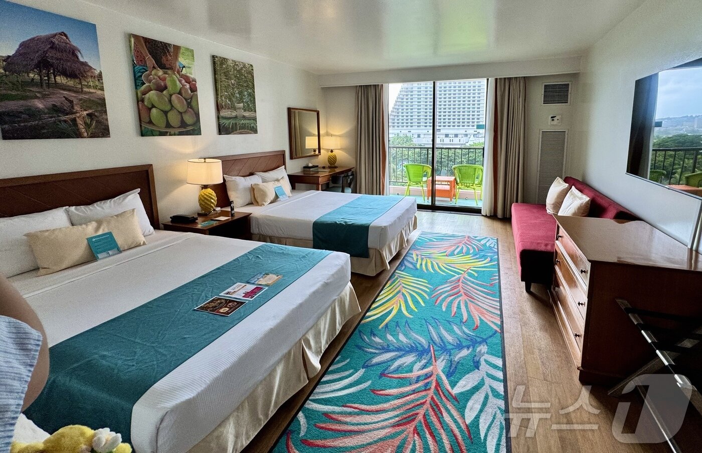 본문 이미지 - PIC 괌 내 슈페리어 워터파크 뷰 룸 내부ⓒ News1 이민주 기자