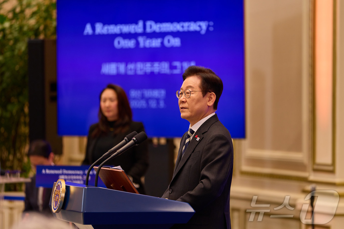 (서울=뉴스1) 이재명 기자 = 이재명 대통령이 3일 청와대 영빈관에서 열린 '새롭게 선 민주주의, 그 1년' 외신 기자회견에서 모두발언을 하고 있다. (대통령실 제공. 재판매 및 …