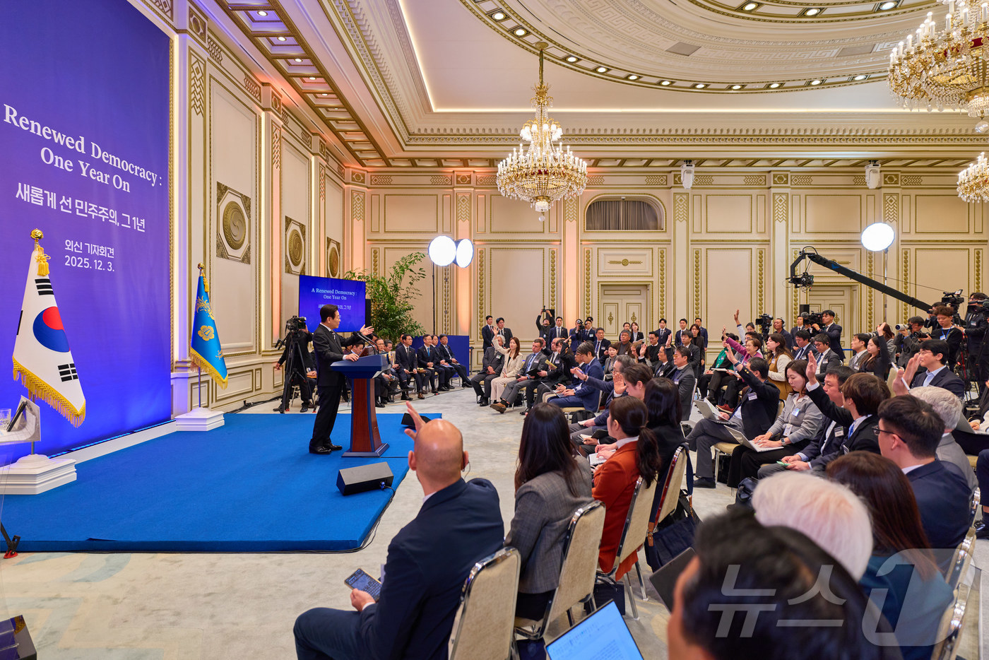 (서울=뉴스1) 이재명 기자 = 이재명 대통령이 3일 청와대 영빈관에서 열린 '새롭게 선 민주주의, 그 1년' 외신 기자회견에서 취재진의 질문을 받고 있다. (대통령실 제공. 재판 …