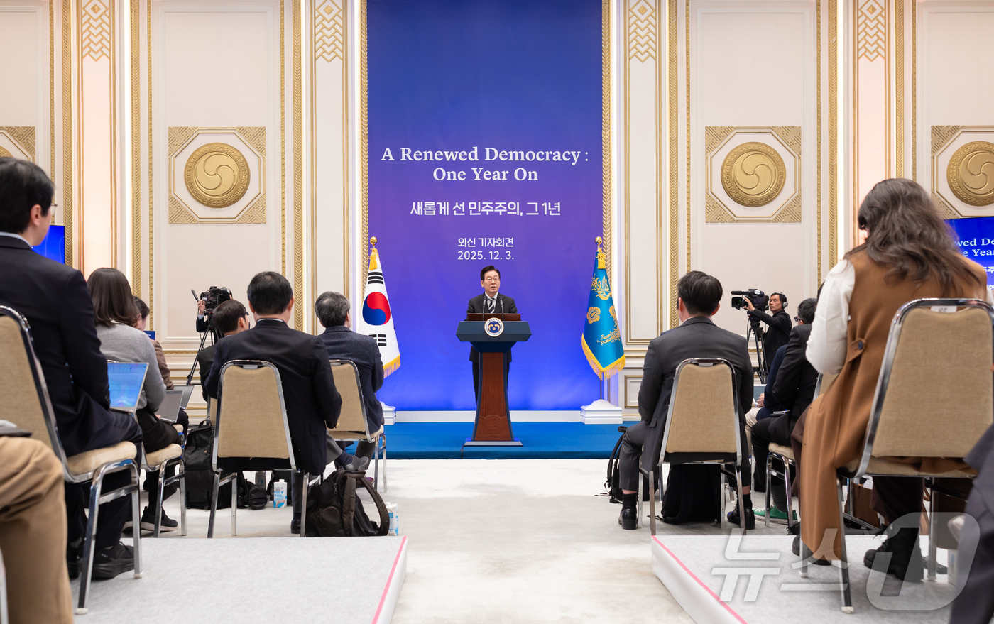 (서울=뉴스1) 이재명 기자 = 이재명 대통령이 3일 청와대 영빈관에서 열린 '새롭게 선 민주주의, 그 1년' 외신 기자회견에서 모두발언을 하고 있다. (대통령실 제공. 재판매 및 …