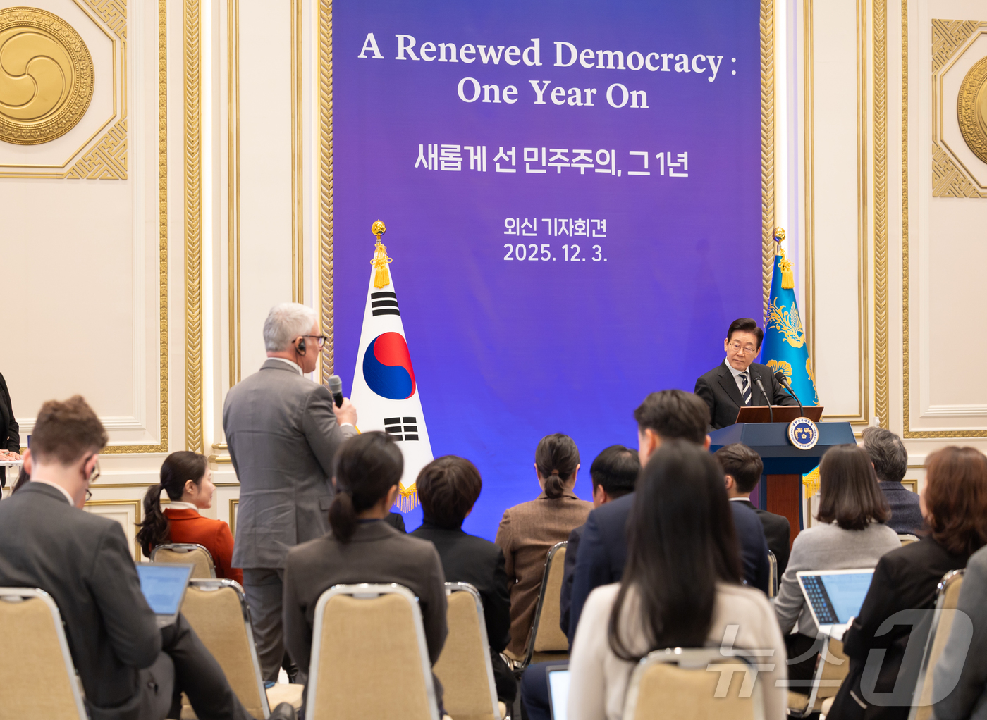 (서울=뉴스1) 이재명 기자 = 이재명 대통령이 3일 청와대 영빈관에서 열린 '새롭게 선 민주주의, 그 1년' 외신 기자회견에서 취재진의 질문을 듣고 있다. (대통령실 제공. 재판 …