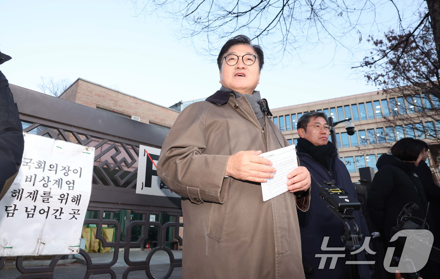 (서울=뉴스1) 국회사진기자단 = 우원식 국회의장이 3일 서울 여의도 국회에서 열린 ‘그날 12.3 다크투어’에서 직접 도슨트로 나서 시민들에게 월담한 곳을 안내하고 있다. 202 …