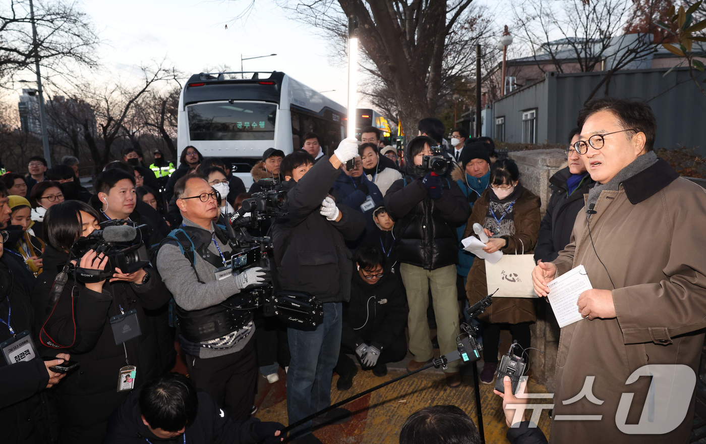 (서울=뉴스1) 국회사진기자단 = 우원식 국회의장이 3일 서울 여의도 국회에서 열린 ‘그날 12.3 다크투어’에서 직접 도슨트로 나서 시민들에게 월담한 곳을 안내하고 있다. 202 …