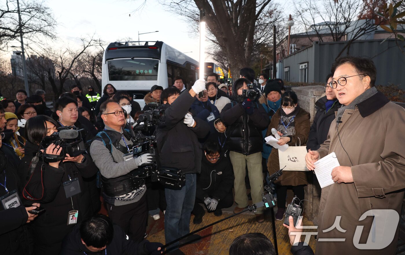 본문 이미지 - 우원식 국회의장이 3일 서울 여의도 국회에서 열린 ‘그날 12.3 다크투어’에서 직접 도슨트로 나서 시민들에게 월담한 곳을 안내하고 있다. 2025.12.3/뉴스1 ⓒ News1 국회사진기자단