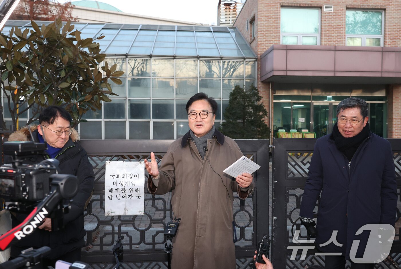 본문 이미지 - 우원식 국회의장이 3일 서울 여의도 국회에서 열린 ‘그날 12.3 다크투어’에서 직접 도슨트로 나서 시민들에게 월담한 곳을 안내하고 있다. 2025.12.3/뉴스1 ⓒ News1 국회사진기자단