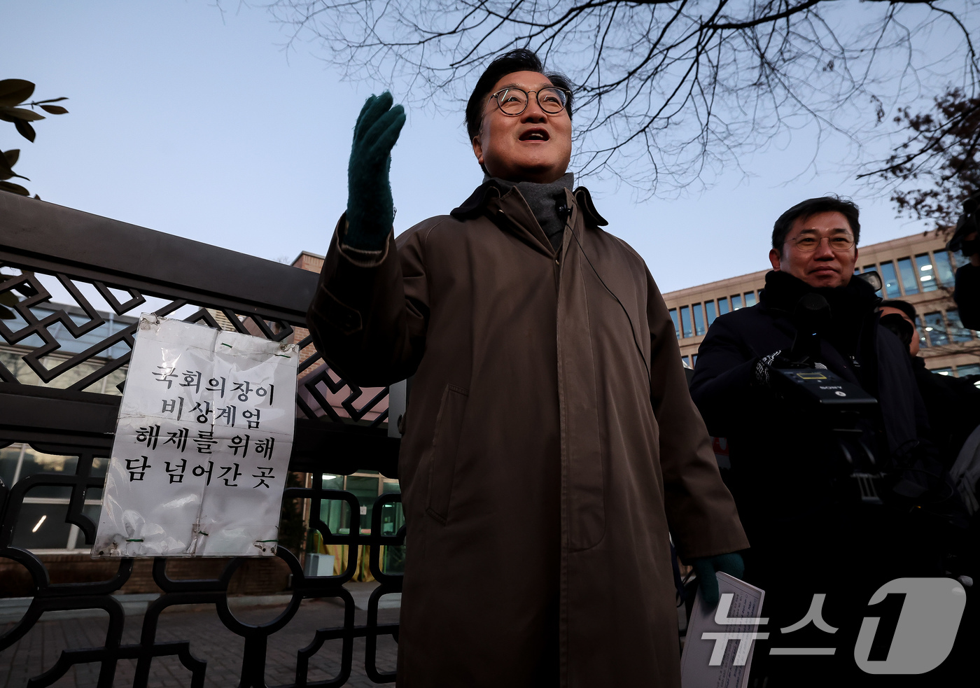 (서울=뉴스1) 국회사진기자단 = 우원식 국회의장이 3일 서울 여의도 국회에서 열린 '그 날 12·3 다크투어'에서 지난해 12월 3일 비상계엄 당시 계엄 해제를 위해 직접 월담했 …