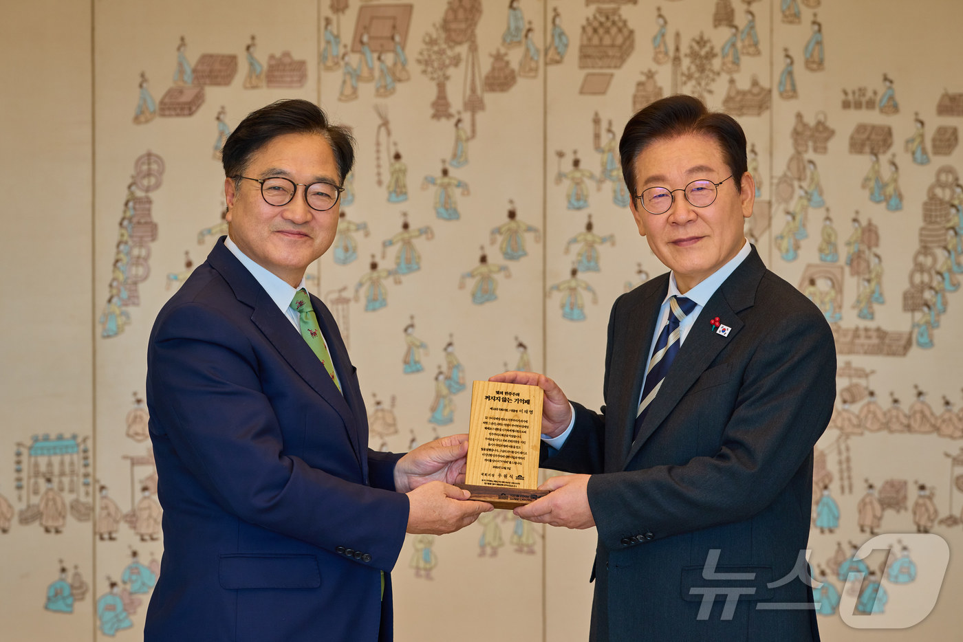 (서울=뉴스1) 이재명 기자 = 이재명 대통령이 3일 서울 용산 대통령실 청사에서 열린 5부 요인 초청 오찬에서 우원식 국회의장에게 12·3 계엄 당시 파손된 국회사무처 집기들을 …