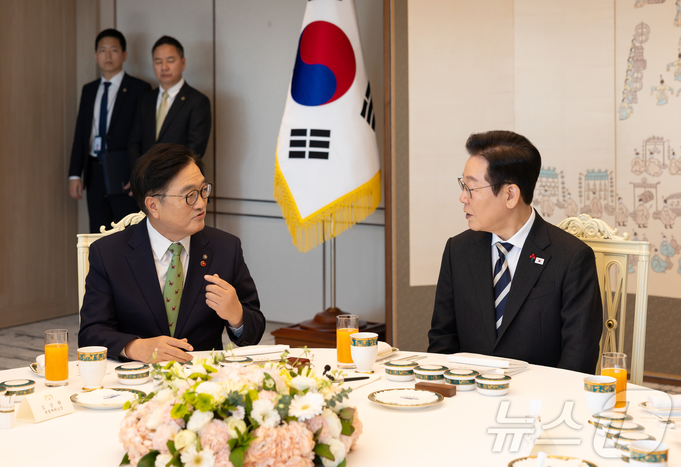 (서울=뉴스1) 이재명 기자 = 이재명 대통령이 3일 서울 용산 대통령실 청사에서 열린 5부 요인 초청 오찬에서 우원식 국회의장과 대화를 나누고 있다. (대통령실 제공. 재판매 및 …