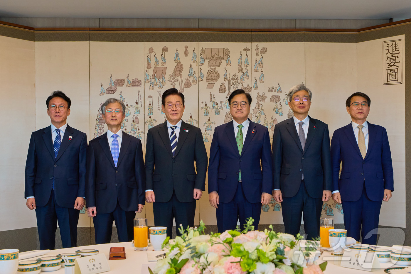 (서울=뉴스1) 이재명 기자 = 이재명 대통령이 3일 서울 용산 대통령실 청사에서 열린 5부 요인 초청 오찬에서 기념촬영을 하고 있다.왼쪽부터 김민석 국무총리, 조희대 대법원장, …