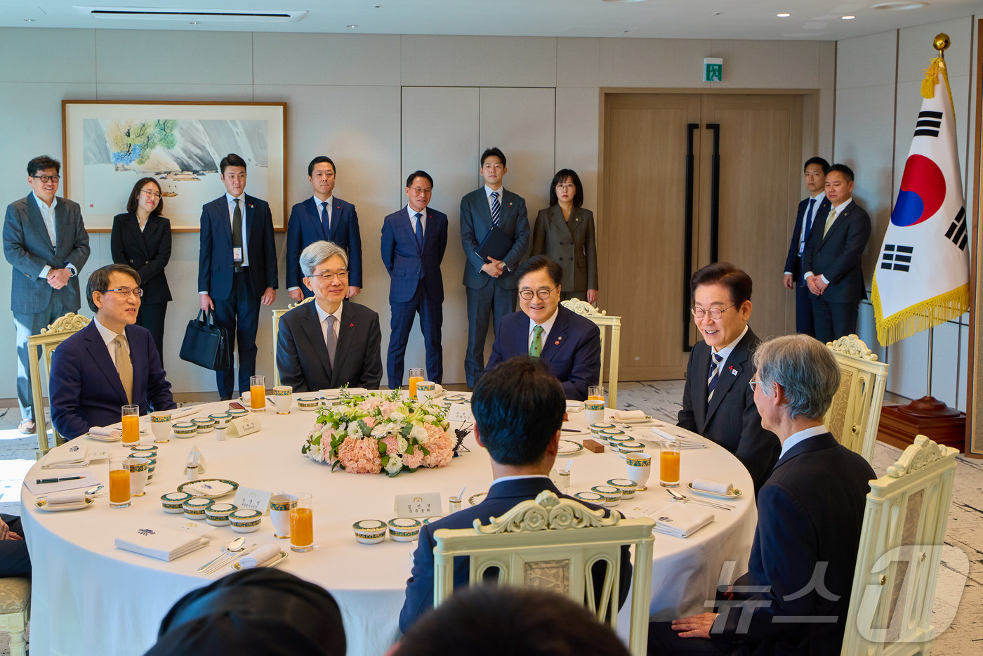 (서울=뉴스1) 이재명 기자 = 이재명 대통령이 3일 서울 용산 대통령실 청사에서 열린 5부 요인 초청 오찬에서 발언하고 있다. (대통령실 제공. 재판매 및 DB 금지)  2025 …