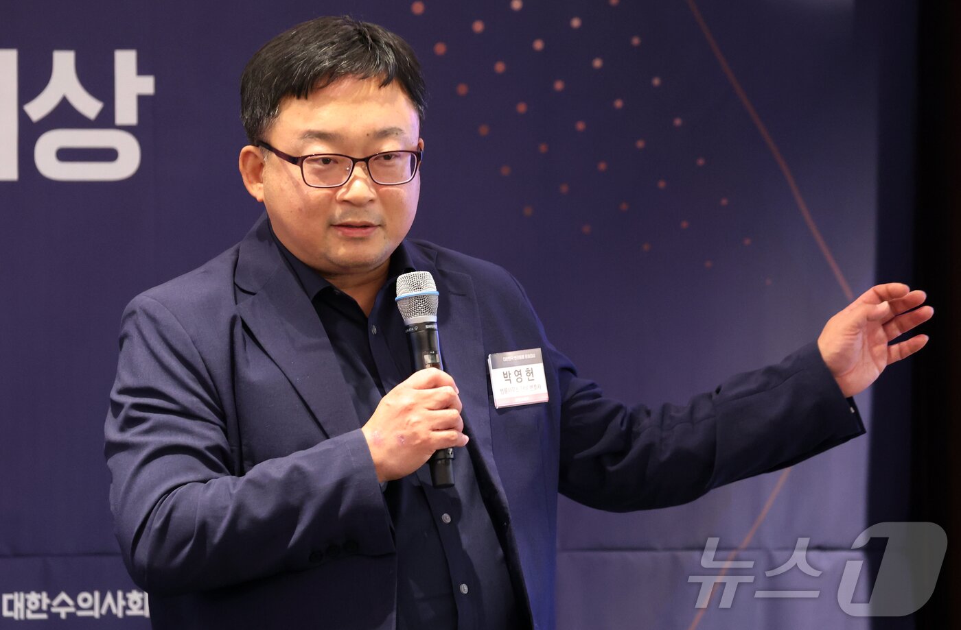 본문 이미지 - 박영헌 법률사무소 단비 대표변호사가 3일 서울 중구 롯데호텔에서 열린 2025 대한민국 반려동물 문화대상-해피펫 10주년 기념 심포지엄에서 '소송이 아닌 소통으로, 반려 비즈니스 생존 전략'이란 주제로 강연을 하고 있다. 2025.12.3/뉴스1 ⓒ News1 김명섭 기자