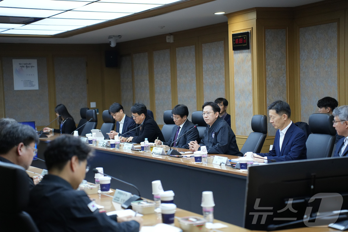 (대전=뉴스1) = 배경훈 부총리 겸 과학기술정보통신부 장관이 3일 오후 대전광역시 유성구 한국항공우주연구원을 방문해 누리호 4차 발사 성공에 기여한 직원들을 격려하고 있다. (항 …