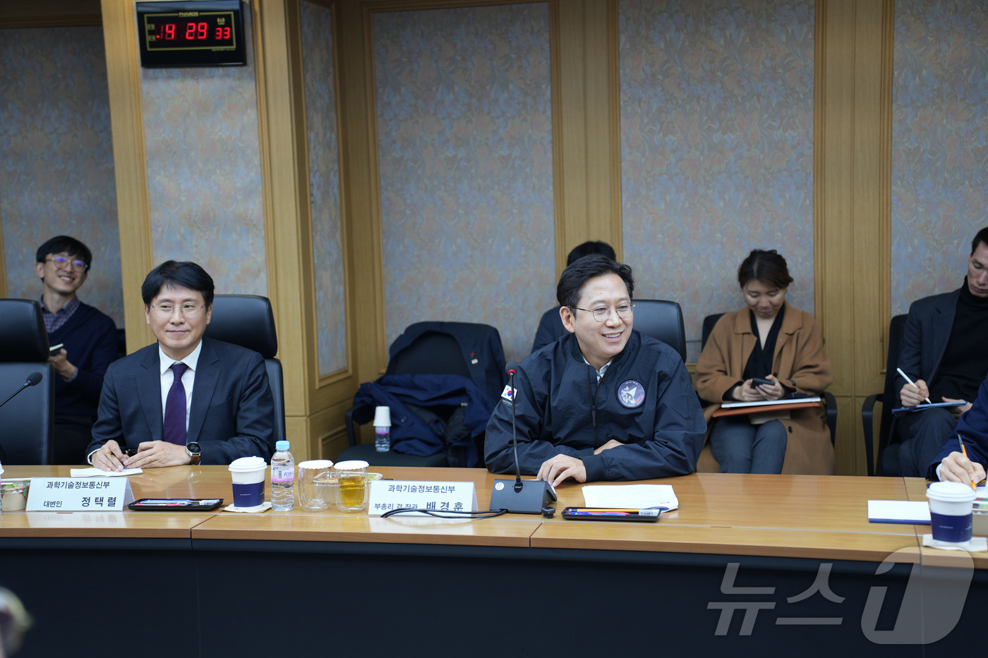 (대전=뉴스1) = 배경훈 부총리 겸 과학기술정보통신부 장관이 3일 오후 대전광역시 유성구 한국항공우주연구원을 방문해 누리호 4차 발사 성공에 기여한 직원들을 격려하고 있다. (항 …