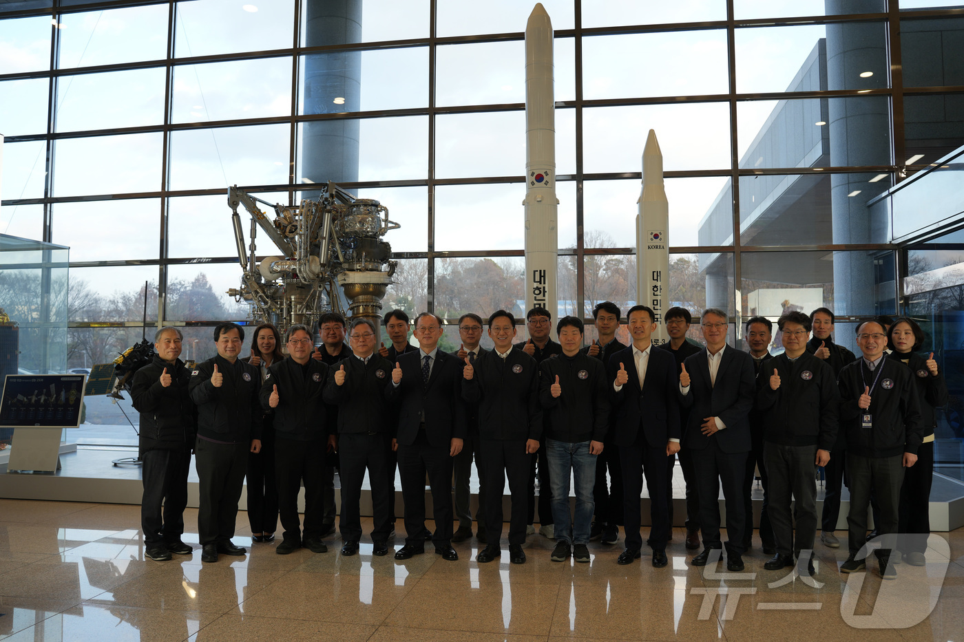 (대전=뉴스1) = 배경훈 부총리 겸 과학기술정보통신부 장관이 3일 오후 대전광역시 유성구 한국항공우주연구원을 방문해 누리호 4차 발사 성공에 기여한 직원들을 격려하고 있다. (항 …