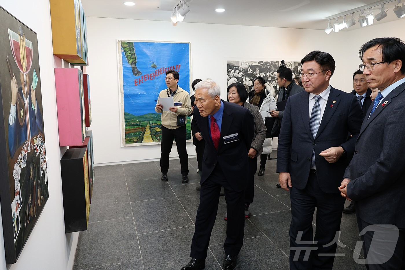 (서울=뉴스1) = 윤호중 행정안전부 장관이 3일 오후 서울 용산구 민주화운동기념관에서 열린 민주화운동기념사업회 '빛의 연대기전' 전시 개막식에 참석해 이재오 이사장 등과 전시를 …