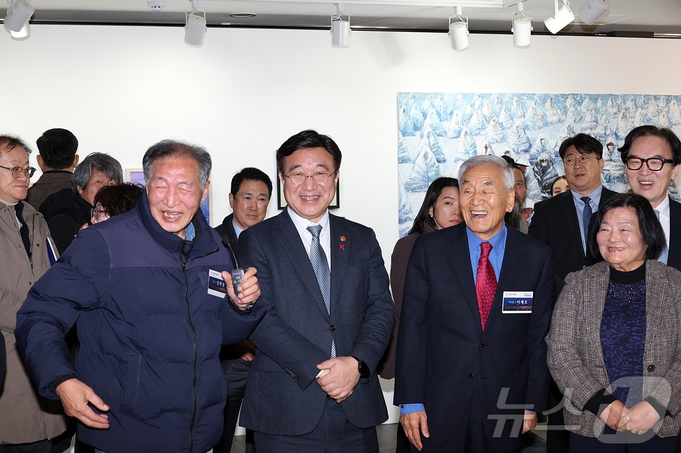 (서울=뉴스1) = 윤호중 행정안전부 장관이 3일 오후 서울 용산구 민주화운동기념관에서 열린 민주화운동기념사업회 '빛의 연대기전' 전시 개막식에 참석해 이재오 이사장 등과 전시를 …