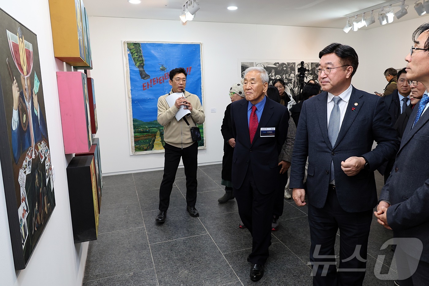 (서울=뉴스1) = 윤호중 행정안전부 장관이 3일 오후 서울 용산구 민주화운동기념관에서 열린 민주화운동기념사업회 '빛의 연대기전' 전시 개막식에 참석해 이재오 이사장 등과 전시를 …