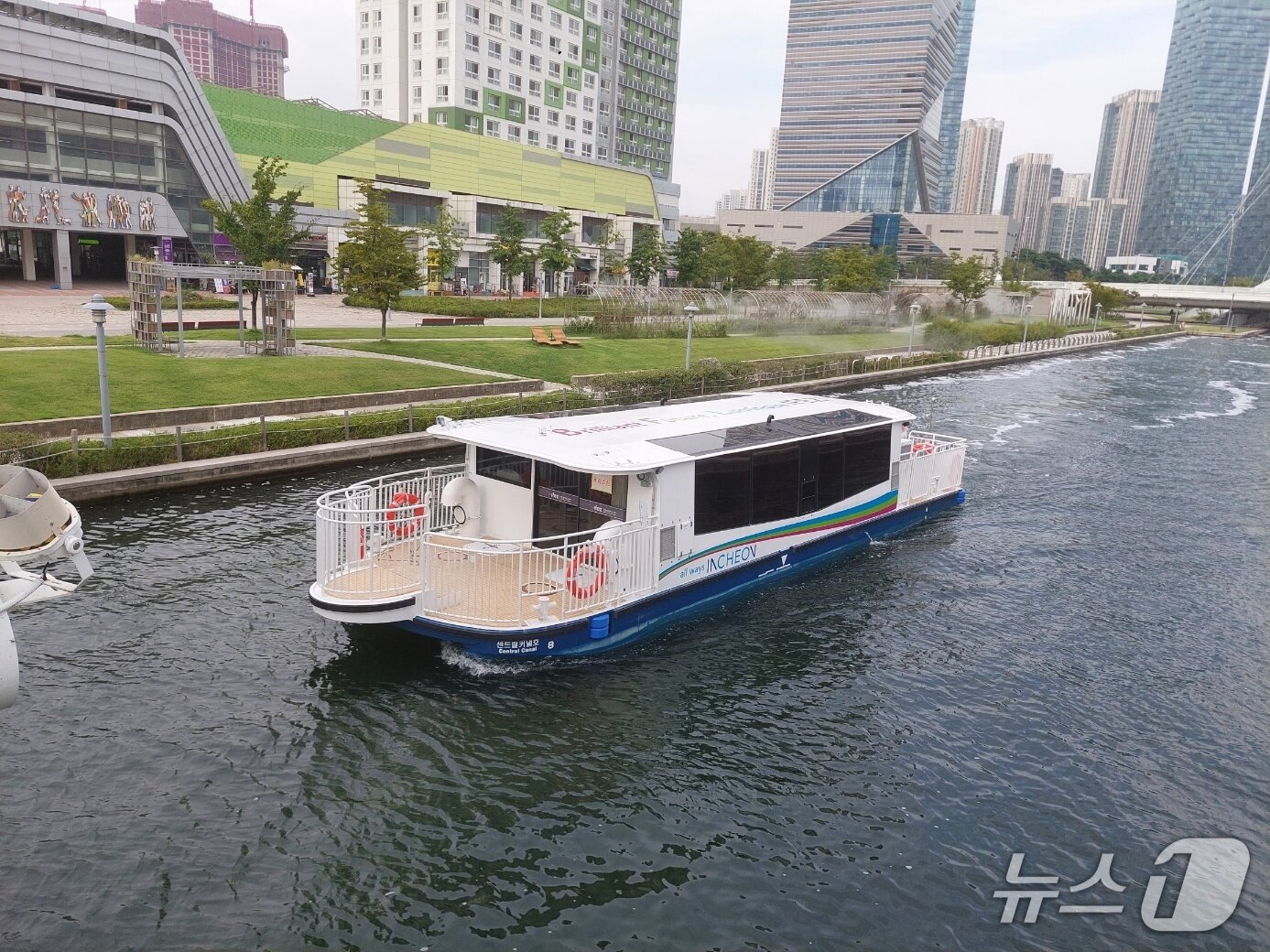 본문 이미지 - ㈜카네비모빌리티의 국내 최초 전기추진선박인 센트럴커낼호&#40;카네비모빌리티 제공&#41;