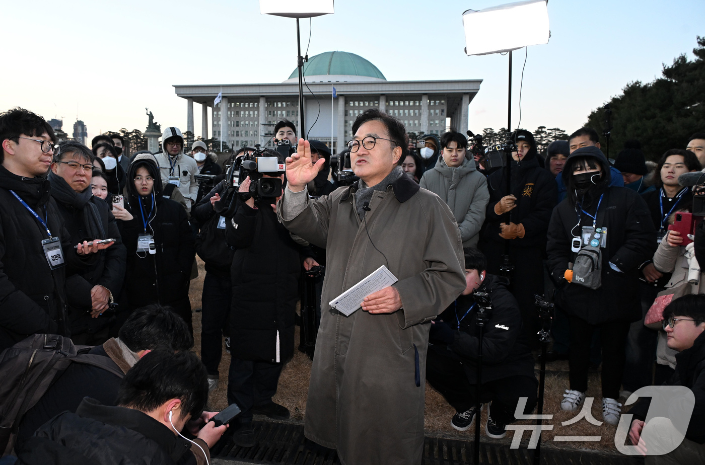 (서울=뉴스1) 국회사진기자단 = 우원식 국회의장이 12·3 비상계엄 사태 1년이 된 3일 서울 여의도 국회에서 열린 다크투어에서 도슨트로 참여해 시민들에게 계엄 당시 주요 현장의 …