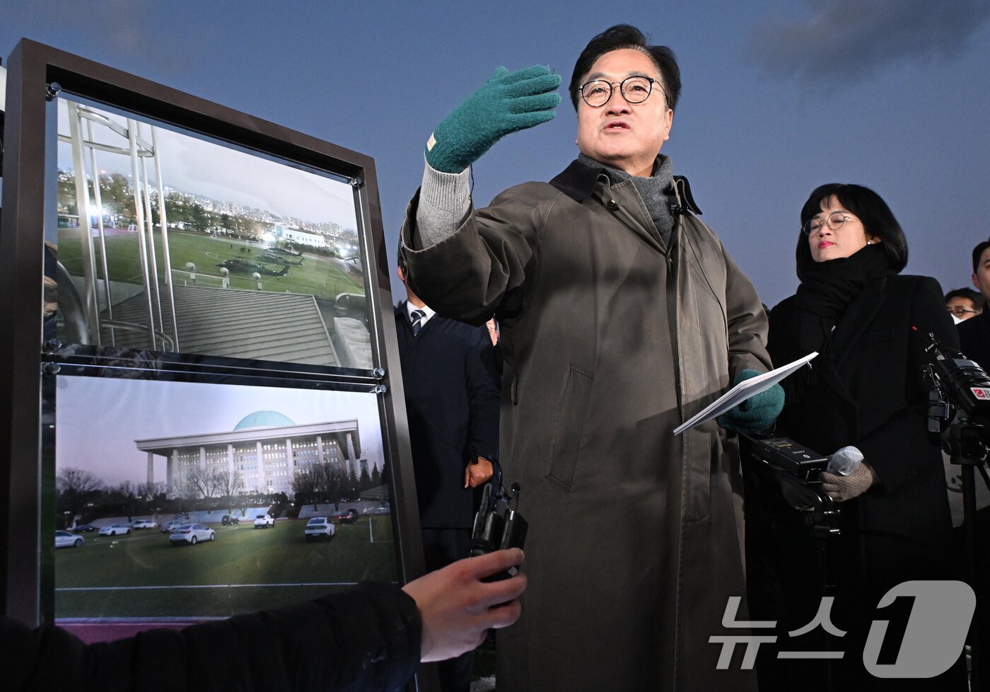 본문 이미지 - 우원식 국회의장이 12·3 비상계엄 사태 1년이 된 3일 서울 여의도 국회운동장에서 열린 다크투어에서 도슨트로 참여해 시민들에게 계엄 당시 주요 현장의 상황을 설명하고 있다. 2025.12.3/뉴스1 ⓒ News1 국회사진기자단