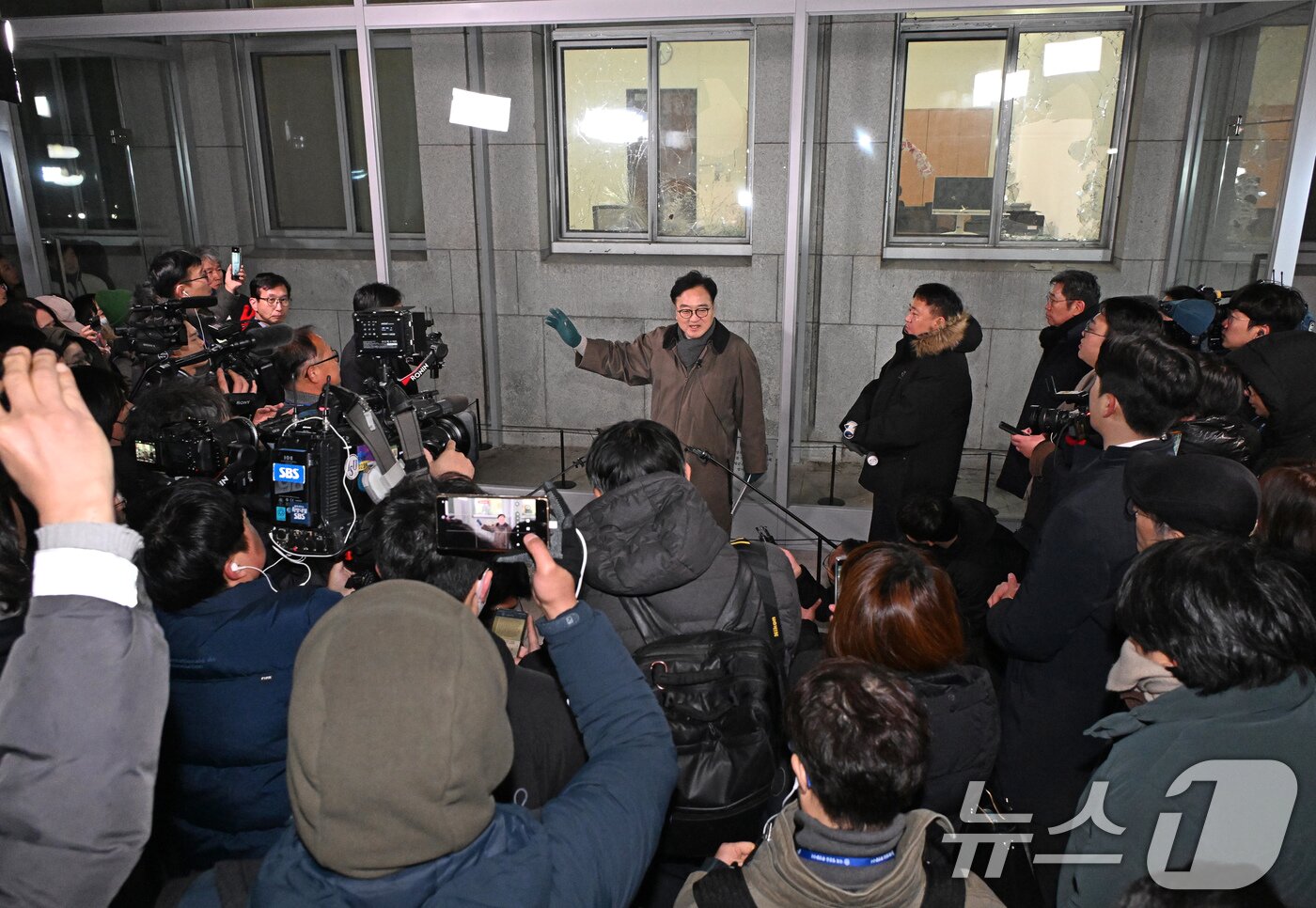 본문 이미지 - 우원식 국회의장이 12·3 비상계엄 사태 1년이 된 3일 서울 여의도 국회 본관 233호 외부에서 열린 다크투어에서 도슨트로 참여해 시민들에게 계엄 당시 주요 현장의 상황을 설명하고 있다. 2025.12.3/뉴스1 ⓒ News1 국회사진기자단
