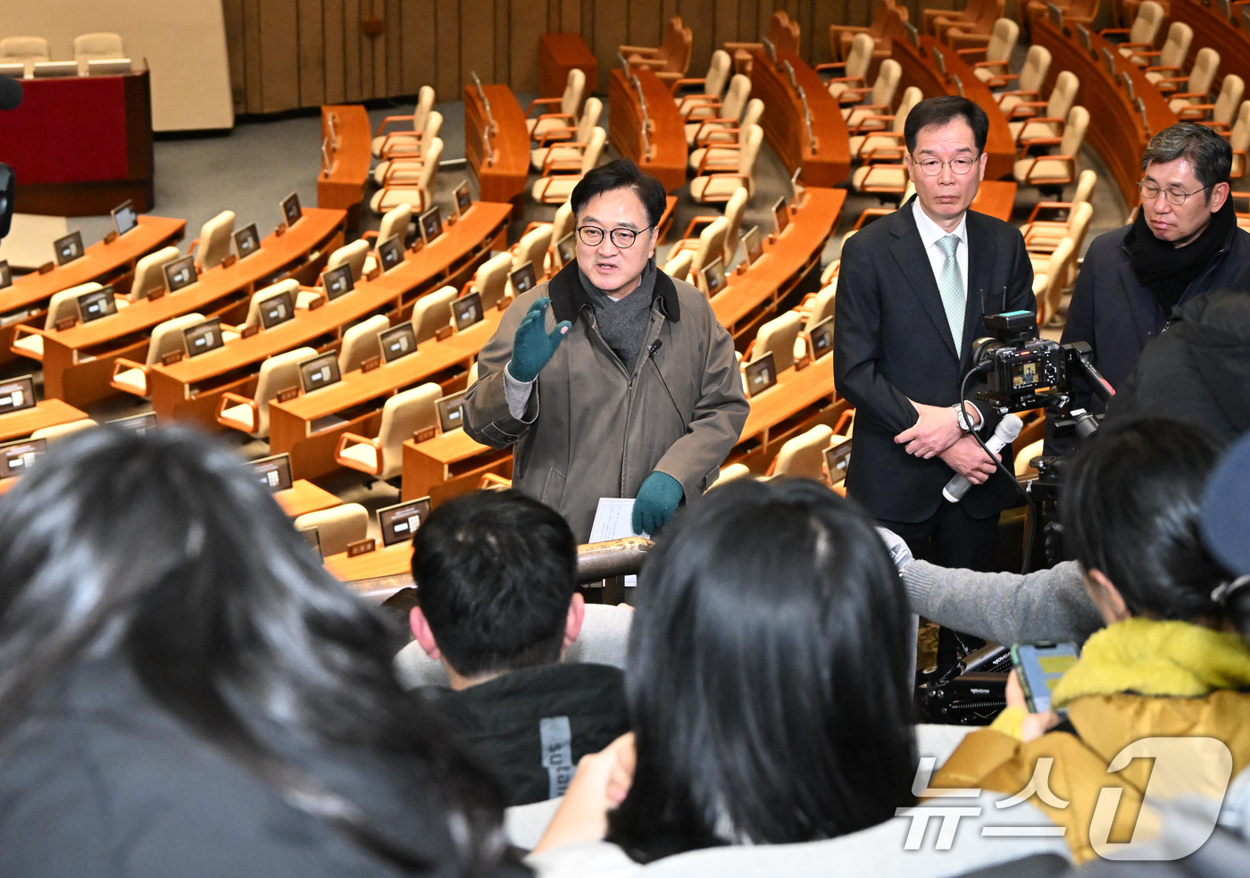 (서울=뉴스1) 국회사진기자단 = 우원식 국회의장이 12·3 비상계엄 사태 1년이 된 3일 서울 여의도 국회 본회의장 방청석에서 열린 다크투어에서 도슨트로 참여해 시민들에게 계엄 …