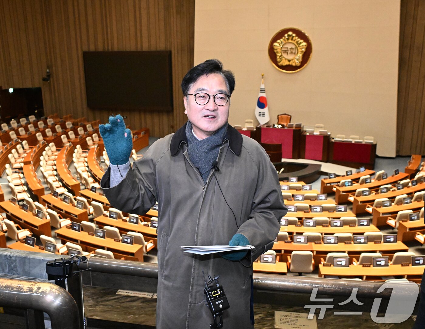 본문 이미지 - 우원식 국회의장이 12·3 비상계엄 사태 1년이 된 3일 서울 여의도 국회 본회의장 방청석에서 열린 다크투어에서 도슨트로 참여해 시민들에게 계엄 당시 주요 현장의 상황을 설명하고 있다. 2025.12.3/뉴스1 ⓒ News1 국회사진기자단