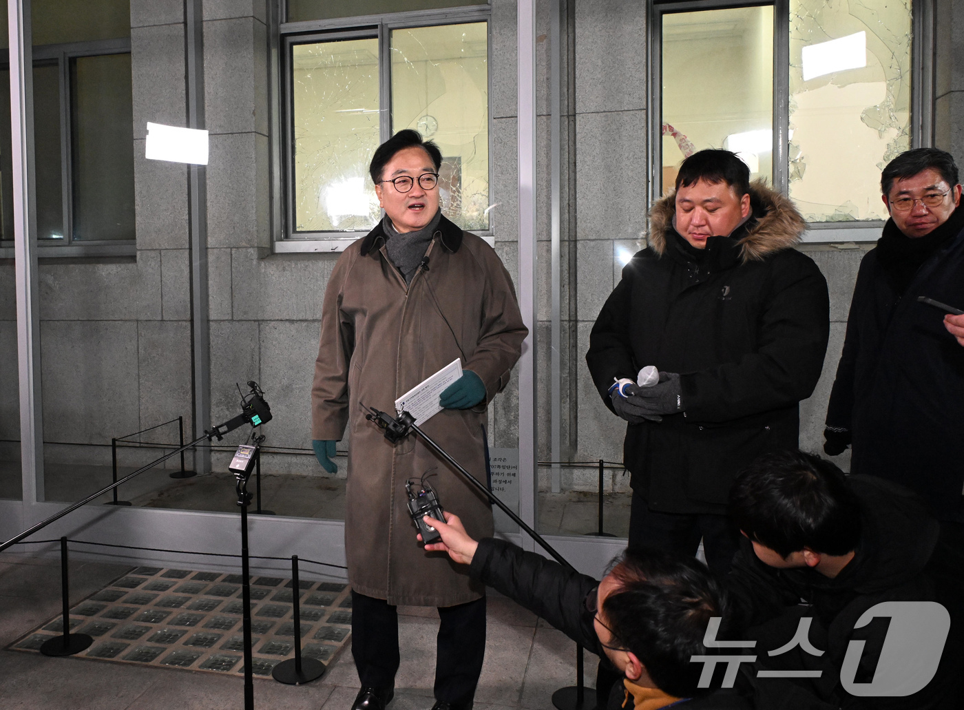 (서울=뉴스1) 국회사진기자단 = 우원식 국회의장이 12·3 비상계엄 사태 1년이 된 3일 서울 여의도 국회 본관 233호 외부에서 열린 다크투어에서 도슨트로 참여해 시민들에게 계 …