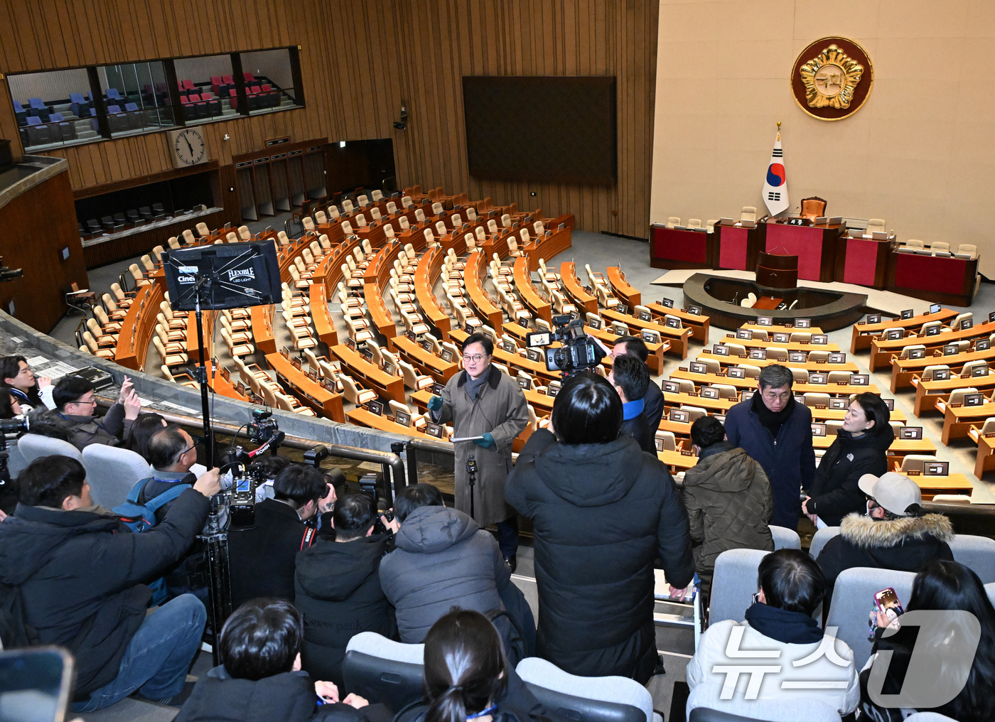 (서울=뉴스1) 국회사진기자단 = 우원식 국회의장이 12·3 비상계엄 사태 1년이 된 3일 서울 여의도 국회 본회의장 방청석에서 열린 다크투어에서 도슨트로 참여해 시민들에게 계엄 …