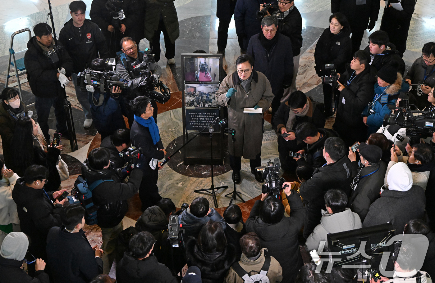 (서울=뉴스1) 국회사진기자단 = 우원식 국회의장이 12·3 비상계엄 사태 1년이 된 3일 서울 여의도 국회 로텐더홀에서 열린 다크투어에서 도슨트로 참여해 시민들에게 계엄 당시 주 …