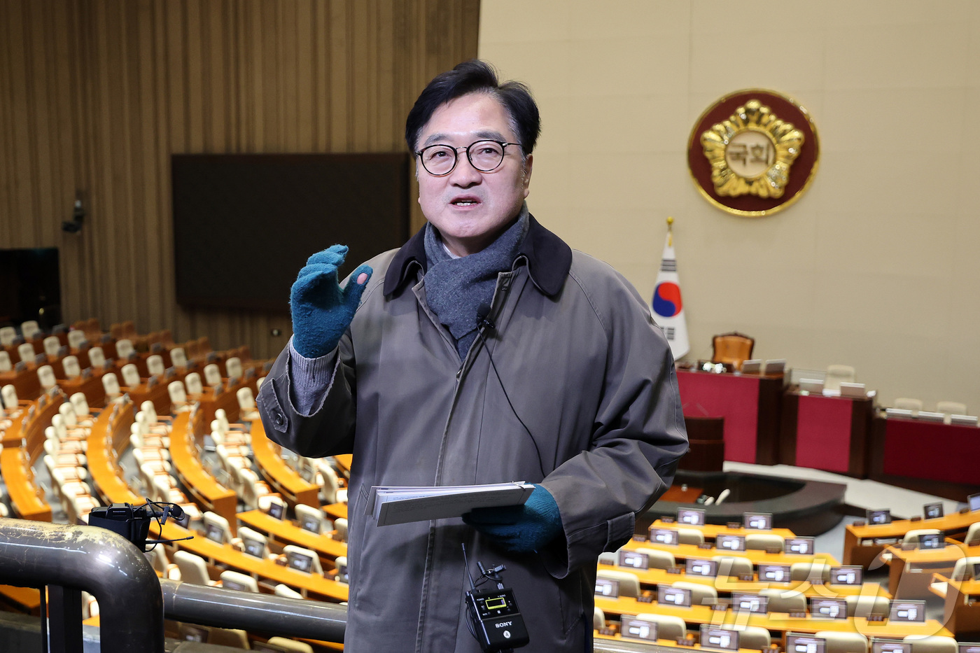 (서울=뉴스1) 국회사진기자단 = 우원식 국회의장이 3일 서울 여의도 국회에서 열린 '비상계엄 해제 1주년 기억행사' 다크투어에서 도슨트로 참여해 시민들과 함께 계엄 해제 표결을 …