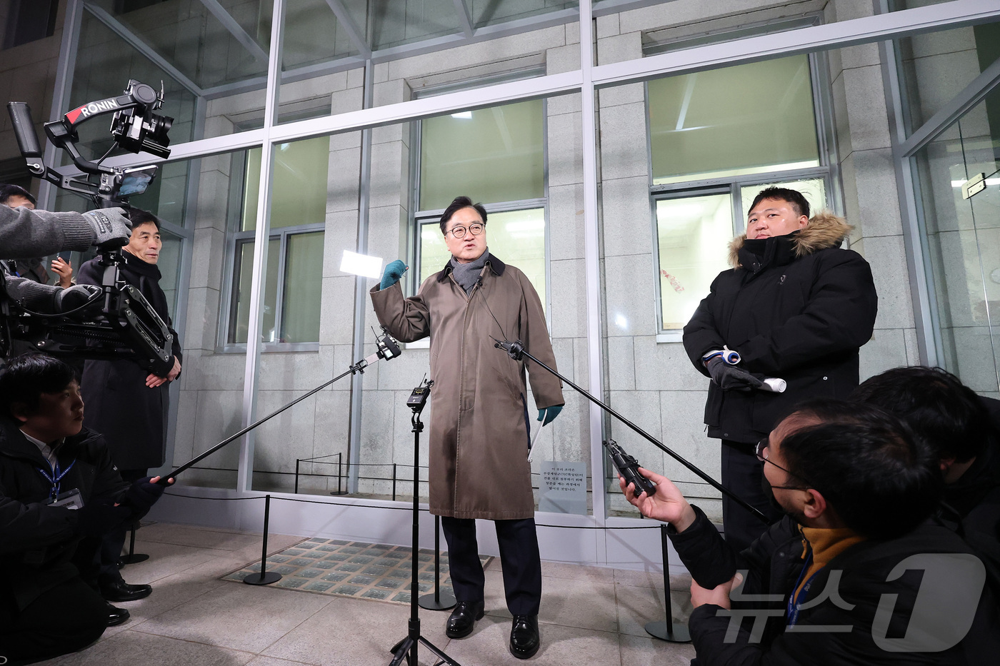 (서울=뉴스1) 국회사진기자단 = 우원식 국회의장이 3일 서울 여의도 국회에서 열린 '비상계엄 해제 1주년 기억행사' 다크투어에서 도슨트로 참여해 시민들과 함께 계엄군이 들이닥쳤던 …