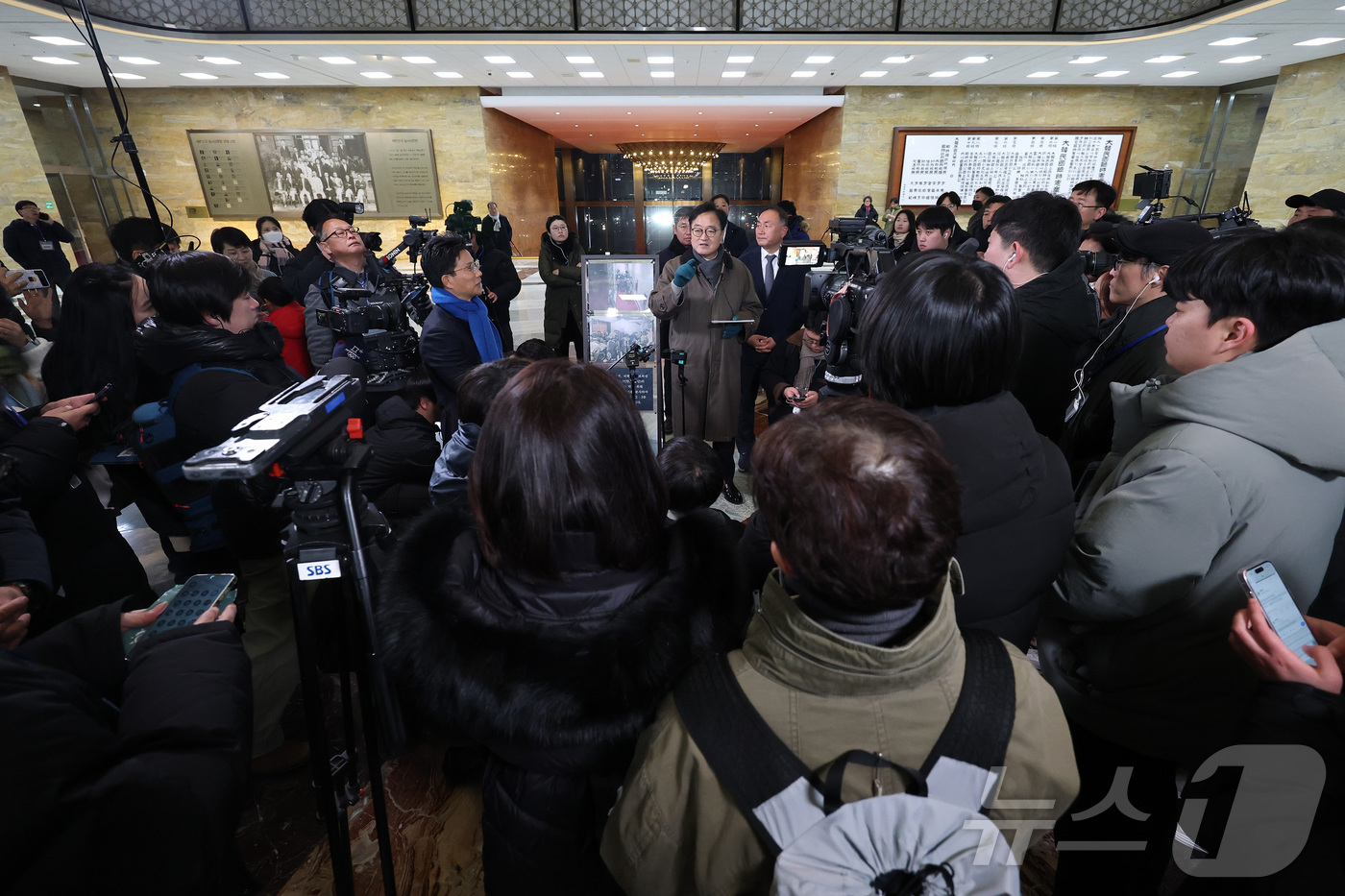 (서울=뉴스1) 국회사진기자단 = 우원식 국회의장이 3일 서울 여의도 국회에서 열린 '비상계엄 해제 1주년 기억행사' 다크투어에서 도슨트로 참여해 시민들과 함께 계엄군이 들이닥쳤던 …