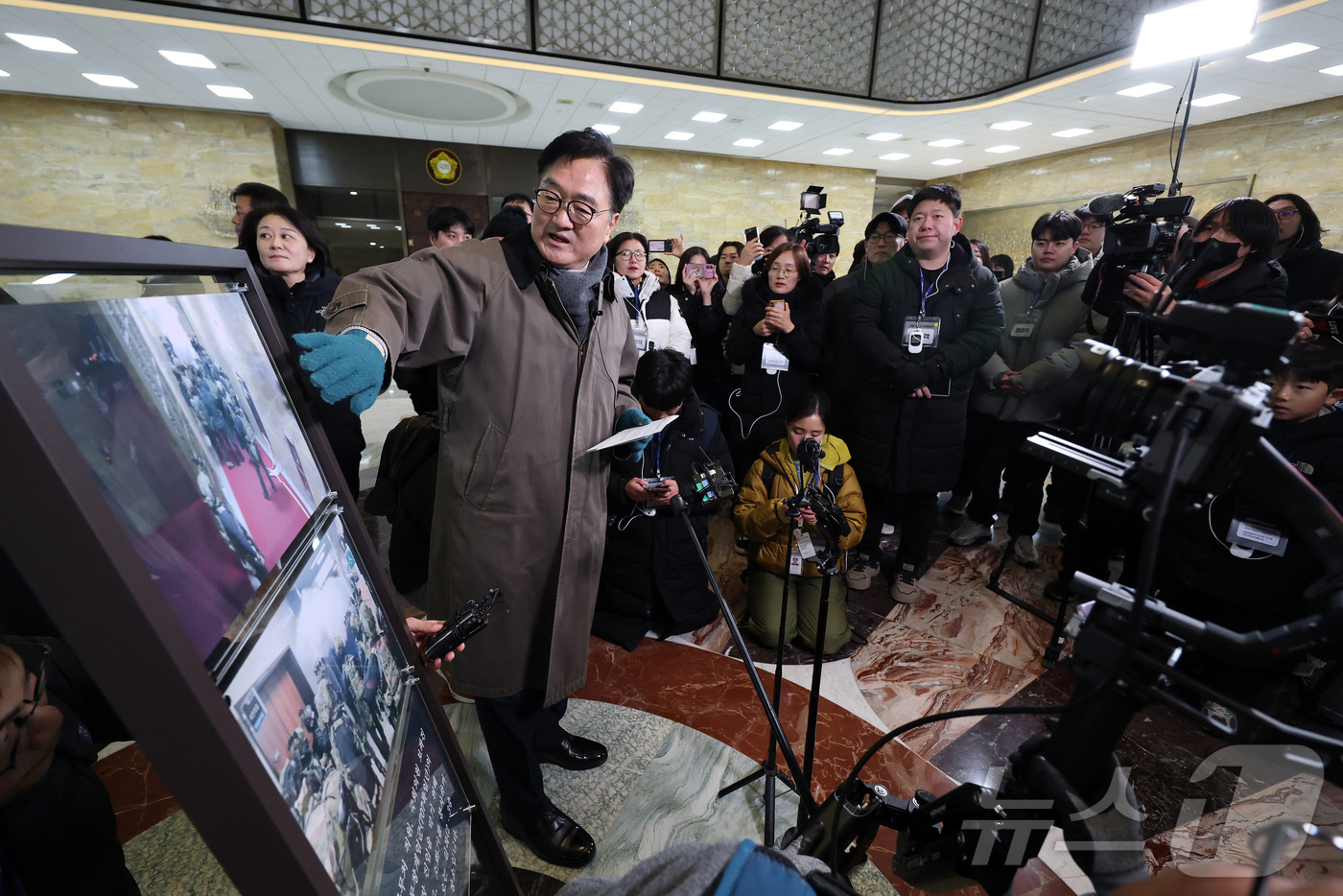 (서울=뉴스1) 국회사진기자단 = 우원식 국회의장이 3일 서울 여의도 국회에서 열린 '비상계엄 해제 1주년 기억행사' 다크투어에서 도슨트로 참여해 시민들과 함께 계엄군이 들이닥쳤던 …