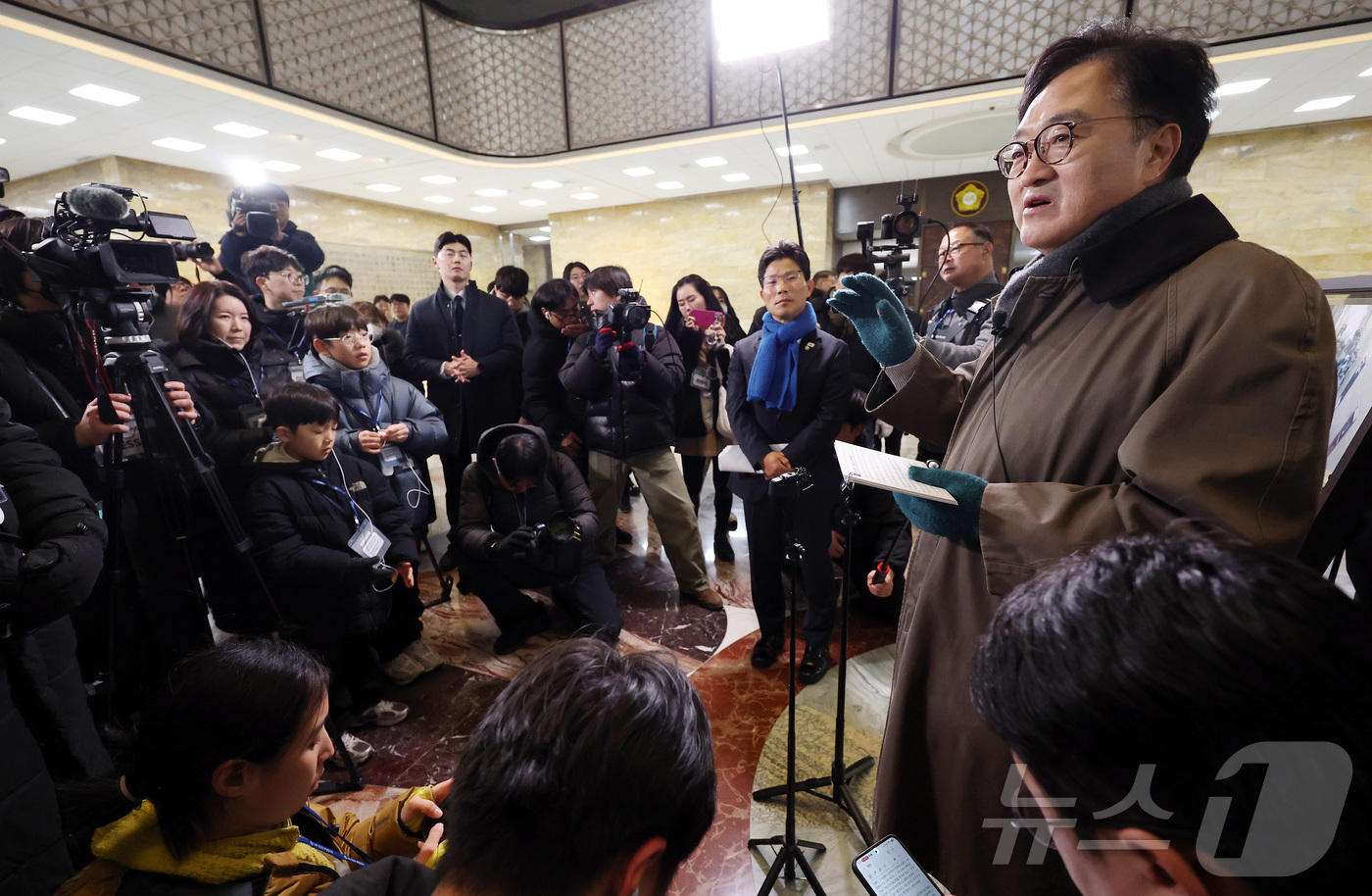 (서울=뉴스1) 국회사진기자단 = 우원식 국회의장이 3일 서울 여의도 국회에서 열린 '비상계엄 해제 1주년 기억행사' 다크투어에서 도슨트로 참여해 시민들과 함께 계엄군이 들이닥쳤던 …