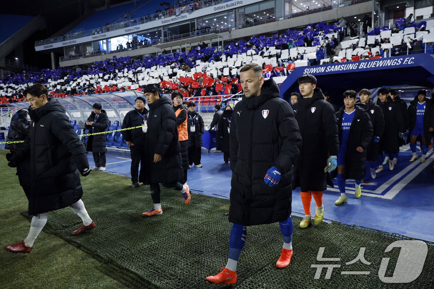 본문 이미지 - 3일 오후 경기도 수원시 팔달구 월드컵로 수원월드컵경기장에서 열린 하나은행 K리그 승강 플레이오프 2025 1차전 수원삼성과 제주SK의 경기에서 양팀 선수들이 피치로 나오고 있다. 2025.12.3/뉴스1 ⓒ News1 박정호 기자