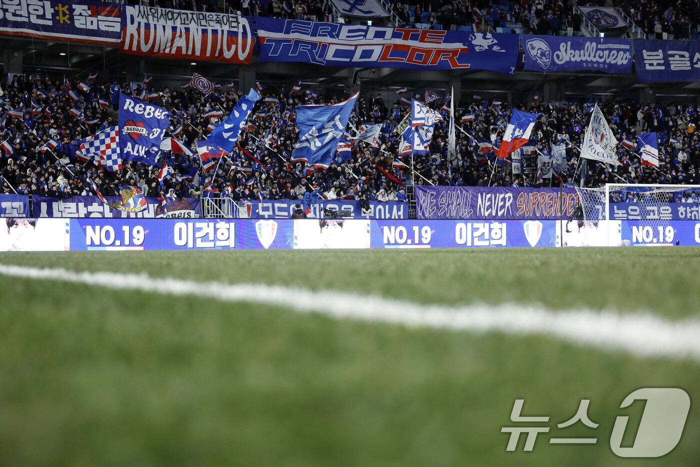 본문 이미지 - 수원삼성은 일방적인 홈 팬들의 응원을 받으며 싸운 1차전에서 패했다.  제주 원정을 떠나는 발걸음이 더 무거워졌다. ⓒ News1 박정호 기자