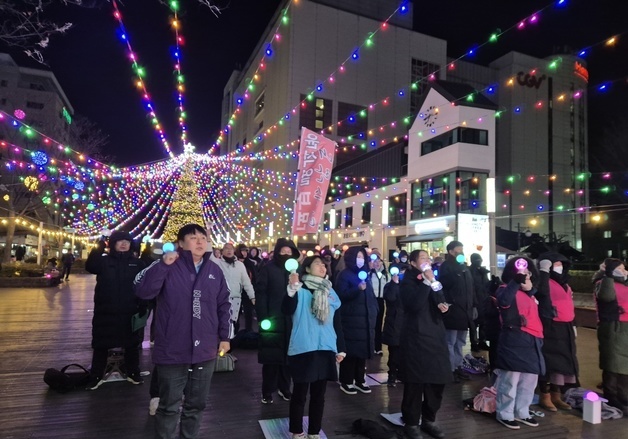 비상계엄 1년…'尹 외가' 강릉서 촛불 든 시민들