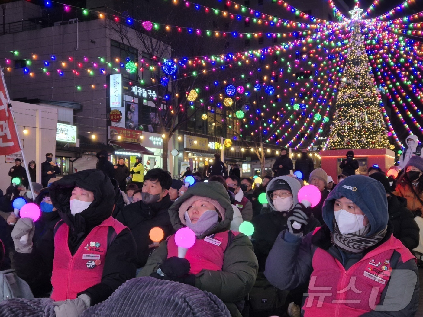(강릉=뉴스1) 윤왕근 기자 = 12·3 비상계엄 1년을 맞은 3일 강원 강릉시 강릉월화거리에서 열린 강릉촛불 집회에 참석한 시민들이 응원봉을 들고 있다. 2025.12.3/뉴스1 …