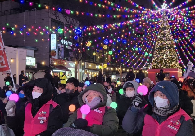 비상계엄 1년…응원봉 든 강릉시민들
