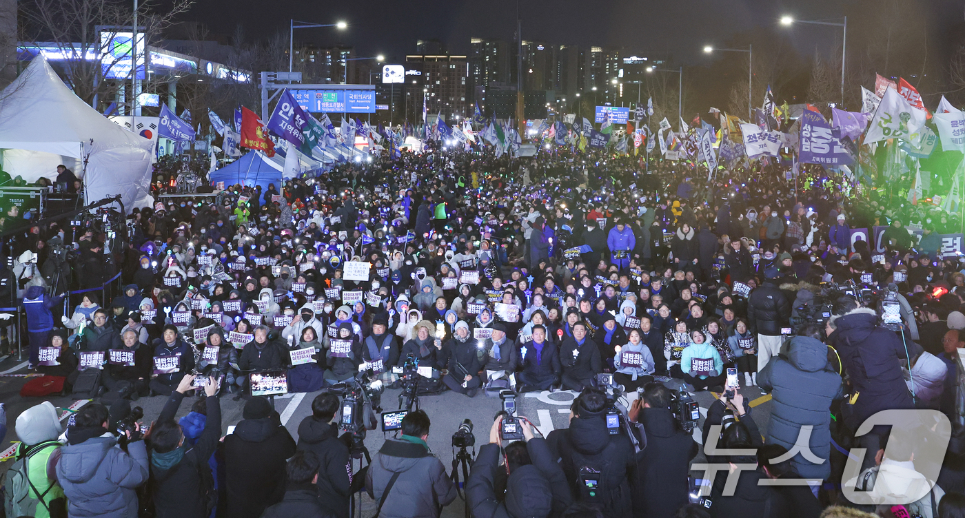 (서울=뉴스1) 박지혜 기자 = 12·3 비상계엄 1년을 맞은 3일 서울 여의도 국회 앞에서 열린 '12·3 내란외환 청산과 종식, 사회대개혁 시민대행진'에 참석한 정청래 더불어민 …