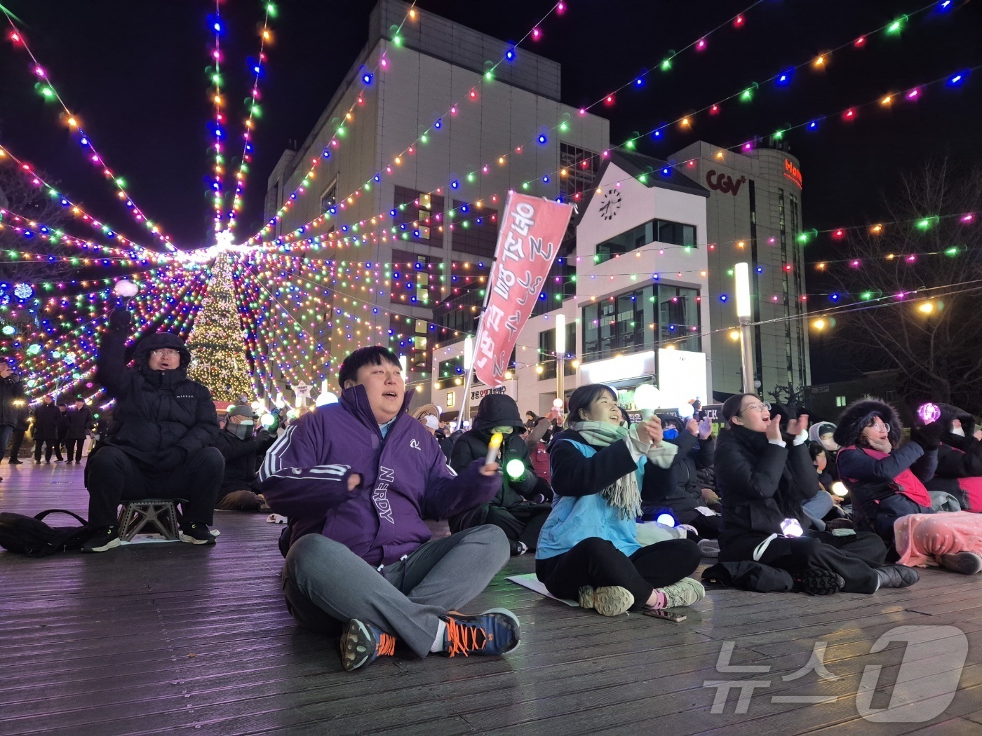 (강릉=뉴스1) 윤왕근 기자 = 12·3 비상계엄 1년을 맞은 3일 강원 강릉시 강릉월화거리에서 열린 강릉촛불 집회에 참석한 시민들이 응원봉을 들고 있다. 2025.12.3/뉴스1 …