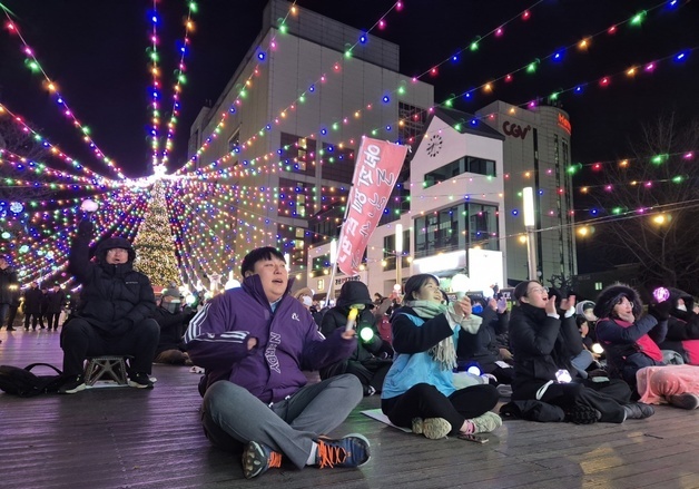 비상계엄 1년, 촛불집회 모인 강릉시민들