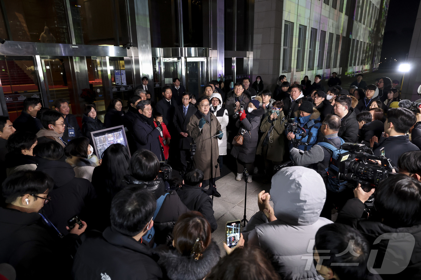 (서울=뉴스1) 국회사진기자단 = 우원식 국회의장이 12·3 비상계엄 1년을 맞은 3일 서울 여의도 국회에서 열린 ‘그날 12.3 다크투어’에서 정현관 당시 상황을 설명하고 있다. …