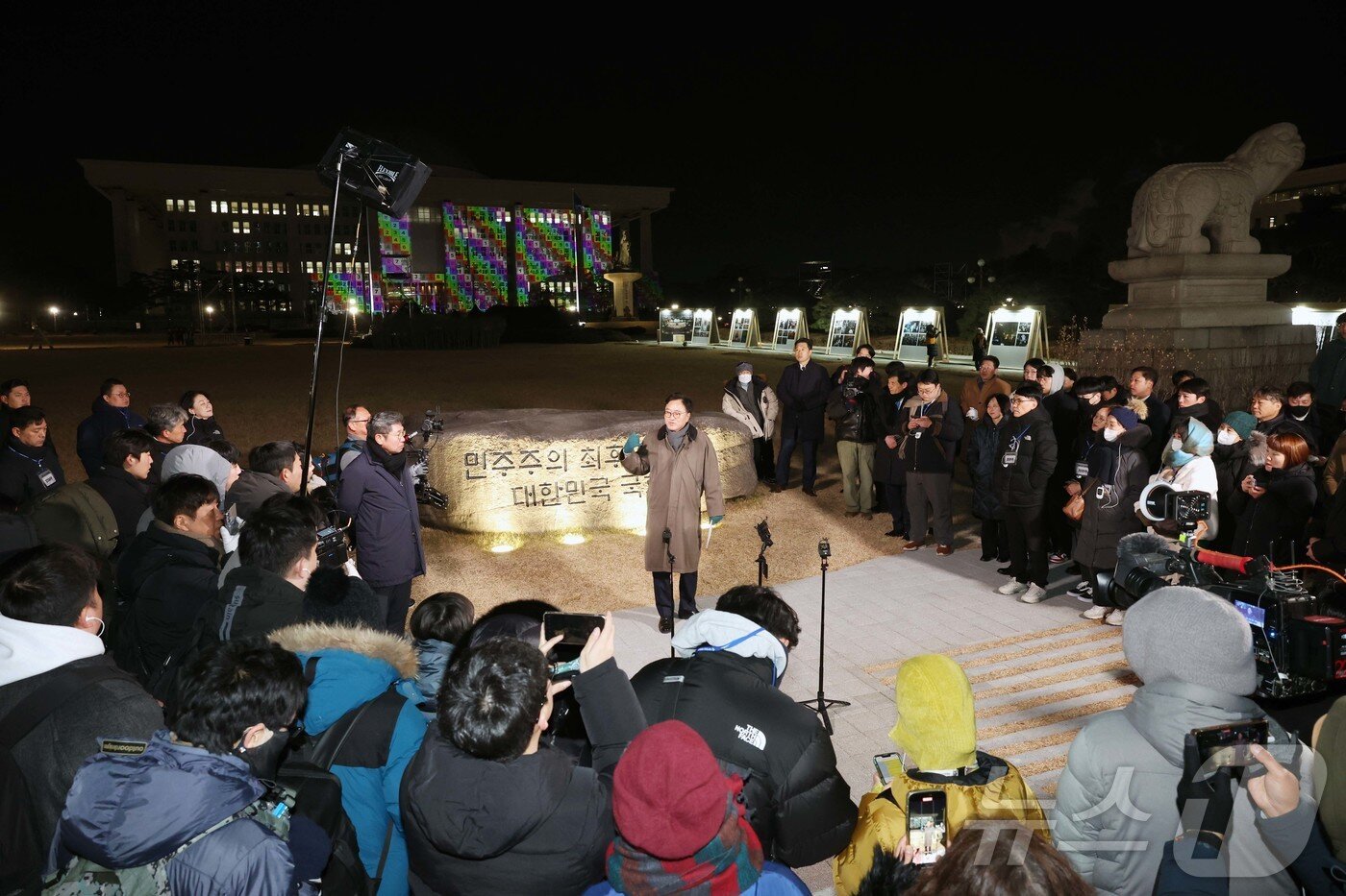 본문 이미지 - 우원식 국회의장이 12·3 비상계엄 1년을 맞은 3일 서울 여의도 국회에서 열린 ‘그날 12.3 다크투어’에서 직접 도슨트로 나서 시민들에게 '민주주의 최후의 보루 대한민국 국회'라고 적힌 상징석을 설명하고 있다. 2025.12.3/뉴스1 ⓒ News1 국회사진기자단