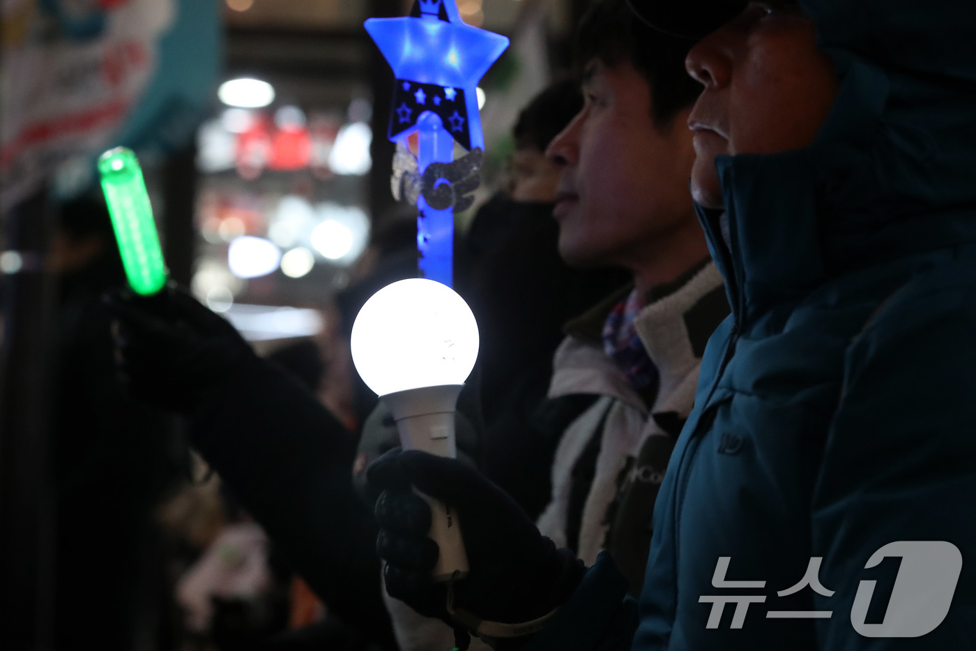 (대구=뉴스1) 공정식 기자 = 12·3 불법계엄 1년을 맞은 3일 오후 대구 중구 동성로에서 '내란청산 사회대개혁 실현, 대구시민대회'가 열리고 있다. 2025.12.3/뉴스1