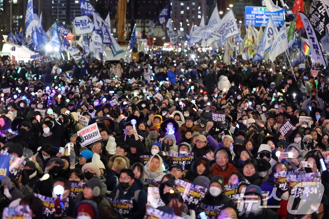 (서울=뉴스1) 황기선 기자 = 12·3 비상계엄 1년을 맞은 3일 서울 여의도 국회 앞에서 열린 '12·3 내란외환 청산과 종식, 사회대개혁 시민대행진'에 참석한 시민들이 응원봉 …